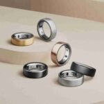 Smart Ring ohne Abo: Der Schlaftracker Ring für den Alltag Wer seine Gesundheit und seinen Schlaf besser verstehen möchte, benötigt nicht unbedingt eine teure Smartwatch oder ein Gerät mit monatlichen Gebühren. Ein Smart Ring ohne Abo bietet eine interessante Möglichkeit, persönliche Gesundheits- und Aktivitätsdaten zu erfassen, ohne dauerhaft für zusätzliche Funktionen bezahlen zu müssen. Besonders als Schlaftracker Ring kann er dabei helfen, Schlafgewohnheiten zu beobachten und Veränderungen im Alltag besser zu erkennen. Ein Smart Ring ist ein kompakter Ring mit integrierten Sensoren. Je nach Modell misst er die Herzfrequenz, zeichnet Bewegungen auf und erfasst Informationen zur Schlafdauer. Die Daten werden normalerweise über eine Smartphone-App ausgewertet. Nutzer können dadurch ihre persönlichen Werte verfolgen und langfristige Entwicklungen erkennen. Allerdings unterscheiden sich die Geräte deutlich hinsichtlich ihrer Funktionen, Genauigkeit und Kosten. Manche Hersteller bieten grundlegende Analysen kostenlos an, während andere bestimmte Auswertungen an ein Abonnement binden. Deshalb lohnt es sich, vor dem Kauf genauer hinzusehen. In diesem Artikel erfahren Sie, welche Vorteile ein Smart Ring ohne Abo bietet, wie ein Schlaftracker Ring funktioniert und welche Kriterien bei der Auswahl besonders wichtig sind. Was ist ein Smart Ring ohne Abo? Ein Smart Ring ohne Abo ist ein intelligenter Ring, dessen wichtige Funktionen ohne verpflichtende monatliche Mitgliedschaft genutzt werden können. Er wird am Finger getragen und sammelt je nach Modell Informationen über Bewegung, Schlaf und bestimmte körperbezogene Messwerte. Die erfassten Daten werden meist über Bluetooth an eine Smartphone-App übertragen. Dort können Nutzer ihre Schlafdauer, Aktivität und weitere unterstützte Werte ansehen. Manche Apps bieten zusätzlich Diagramme und Auswertungen über längere Zeiträume. Der größte Vorteil eines Modells ohne Abonnement liegt in der Kostenkontrolle. Nach dem Kauf entstehen für die enthaltenen Funktionen normalerweise keine regelmäßigen Mitgliedsgebühren. Es ist jedoch wichtig, die jeweiligen Bedingungen des Herstellers zu prüfen. Nicht jeder Smart Ring ohne Abo bietet denselben Funktionsumfang. Manche Geräte konzentrieren sich auf grundlegende Messungen, während andere umfangreiche Gesundheitsanalysen bereitstellen. Vor dem Kauf sollte man deshalb überprüfen, welche Funktionen dauerhaft kostenlos verfügbar sind. Wie funktioniert ein Schlaftracker Ring? Ein Schlaftracker Ring nutzt integrierte Sensoren, um während der Nacht verschiedene Signale des Körpers zu erfassen. Dazu gehören beispielsweise Veränderungen der Herzfrequenz, Bewegungen und bei einigen Modellen die Hauttemperatur. Eine Software verarbeitet die gesammelten Daten und erstellt daraus eine Schätzung des Schlafverhaltens. Die Ergebnisse erscheinen anschließend in der zugehörigen Smartphone-App. Dort können Nutzer beispielsweise sehen, wie lange sie ungefähr geschlafen haben und wann sie vermutlich eingeschlafen oder aufgewacht sind. Viele Geräte starten die Schlafaufzeichnung automatisch. Dadurch müssen Nutzer nicht jeden Abend eine Messung manuell aktivieren. Die Genauigkeit hängt allerdings vom Modell, der Passform und den jeweiligen Sensoren ab. Insbesondere die Erkennung einzelner Schlafphasen ist nicht immer zuverlässig. Ein Schlaftracker Ring eignet sich daher vor allem zur Beobachtung persönlicher Gewohnheiten und längerfristiger Entwicklungen. Welche Schlafdaten kann ein Smart Ring erfassen? Die verfügbaren Funktionen unterscheiden sich je nach Hersteller. Viele intelligente Ringe bieten jedoch mehrere Messwerte, die für die Schlafbeobachtung interessant sind. Schlafdauer: Der Ring schätzt, wie lange eine Person geschlafen hat. Diese Information kann helfen, die eigene Schlafroutine einzuschätzen. Schlafphasen: Einige Modelle zeigen geschätzte Phasen wie Leichtschlaf, Tiefschlaf und REM-Schlaf an. Diese Werte sind als Orientierung gedacht und nicht mit einer professionellen Schlafuntersuchung gleichzusetzen. Herzfrequenz: Die nächtliche Herzfrequenz kann Veränderungen während der Ruhephase sichtbar machen. Herzfrequenzvariabilität: Die HRV beschreibt Schwankungen zwischen aufeinanderfolgenden Herzschlägen. Sie kann zusätzliche Informationen über körperliche Erholung liefern. Hauttemperatur: Bestimmte Modelle beobachten Veränderungen der Hauttemperatur im Verlauf der Nacht. Bewegungen: Die Erfassung nächtlicher Bewegungen kann dabei helfen, unruhige Schlafperioden zu erkennen. Diese Daten sind besonders nützlich, wenn sie regelmäßig erfasst und über einen längeren Zeitraum betrachtet werden. Vorteile eines Smart Rings ohne Abo Ein Smart Ring ohne Abo kann langfristig günstiger sein als ein Gerät, bei dem wichtige Funktionen zusätzliche Gebühren verursachen. Nutzer bezahlen einmal für das Gerät und können die enthaltenen Funktionen anschließend ohne verpflichtende monatliche Mitgliedschaft nutzen. Ein weiterer Vorteil ist die einfache Bedienung. Viele Modelle erfassen Schlaf- und Aktivitätsdaten automatisch. Nutzer müssen lediglich den Ring tragen und ihre Informationen später in der App überprüfen. Auch das kompakte Design macht den Smart Ring attraktiv. Im Gegensatz zu einer großen Smartwatch benötigt er normalerweise kein Display und kann im Alltag unauffällig getragen werden. Für Menschen, die ihre Schlafgewohnheiten verbessern möchten, können langfristige Daten ebenfalls hilfreich sein. Sie zeigen beispielsweise, ob sich Schlafzeiten verändern oder ob bestimmte Gewohnheiten mit einer kürzeren Nachtruhe zusammenfallen. Allerdings hängt der tatsächliche Nutzen von den verfügbaren Funktionen ab. Ein günstiger Ring ohne Abo ist nur dann eine gute Wahl, wenn seine Messungen und Auswertungen den eigenen Anforderungen entsprechen. Warum ist ein kostenloser Funktionsumfang wichtig? Beim Kauf eines Smart Rings sollte man nicht ausschließlich auf den Anschaffungspreis achten. Einige Hersteller bieten zusätzliche Analysen nur über ein kostenpflichtiges Abonnement an. Dadurch können über längere Zeit erhebliche Zusatzkosten entstehen. Ein Smart Ring ohne verpflichtendes Abo ist besonders interessant, wenn Nutzer ihre Daten regelmäßig ansehen möchten, ohne ein weiteres monatliches Budget einzuplanen. Vor dem Kauf sollte man prüfen, ob grundlegende Funktionen wie Schlaftracking, Herzfrequenzmessung und historische Daten kostenlos verfügbar sind. Ebenso wichtig ist die Frage, ob die App ihre wichtigsten Funktionen auch nach längerer Nutzung ohne zusätzliche Gebühren bereitstellt. Die Bedingungen können sich zwischen Modellen und Tarifen unterscheiden. Deshalb empfiehlt es sich, die aktuellen Produktinformationen sorgfältig zu lesen. Ein transparenter Funktionsumfang erleichtert die Entscheidung und verhindert unerwartete Kosten nach dem Kauf. Smart Ring und Smartwatch im Vergleich Ein Smart Ring und eine Smartwatch können beide Gesundheitsdaten erfassen. Sie unterscheiden sich jedoch bei Bauform, Bedienung und Ausstattung. Ein Smart Ring ist kompakt und benötigt normalerweise kein Display. Er eignet sich besonders für Menschen, die Schlaf und Erholung beobachten möchten, ohne ein Gerät am Handgelenk zu tragen. Eine Smartwatch bietet häufig ein Display, Benachrichtigungen, Trainingsmodi und weitere Apps. Manche Modelle verfügen über GPS und zeigen Trainingsdaten direkt während einer Aktivität an. Merkmal Smart Ring ohne Abo Smartwatch Bauform Klein und unauffällig Am Handgelenk Display Normalerweise keines Meist vorhanden Schlaftracking Modellabhängig Bei vielen Modellen Sportfunktionen Unterschiedlich Häufig umfangreich Benachrichtigungen Meist eingeschränkt Oft verfügbar Laufende Kosten Abhängig vom Modell Abhängig vom Dienst Wer hauptsächlich Schlafdaten erfassen möchte, kann mit einem Smart Ring zufrieden sein. Für umfangreiches Training und direkte Benachrichtigungen ist eine Smartwatch häufig besser geeignet. Wichtige Funktionen beim Kauf Vor dem Kauf eines Schlaftracker Rings sollten mehrere Eigenschaften miteinander verglichen werden. Die wichtigsten Kriterien hängen davon ab, welche Daten im Alltag benötigt werden. Wer hauptsächlich seinen Schlaf beobachten möchte, sollte auf eine verständliche Schlafanalyse und eine zuverlässige Datensynchronisierung achten. Für Nutzer mit einem sportlichen Schwerpunkt können Aktivitätserfassung und Erholungswerte wichtiger sein. Folgende Punkte sind besonders relevant: Abo-Modell: Sind die gewünschten Funktionen ohne monatliche Gebühren verfügbar? Passform: Sitzt der Ring bequem und sicher? Akkulaufzeit: Wie lange kann das Gerät zwischen den Ladevorgängen verwendet werden? App-Kompatibilität: Unterstützt die Anwendung das eigene Smartphone? Wasserbeständigkeit: Für welche Situationen ist der Ring laut Hersteller geeignet? Datenschutz: Wie werden persönliche Informationen gespeichert und verarbeitet? Preis-Leistungs-Verhältnis: Entsprechen die Funktionen dem Kaufpreis? Ein sorgfältiger Vergleich hilft dabei, ein Modell zu finden, das sowohl technisch als auch finanziell überzeugt. Akkulaufzeit und Tragekomfort Ein Schlaftracker Ring sollte angenehm sitzen, da er häufig auch nachts getragen wird. Ein zu enger Ring kann drücken, während ein zu lockerer Sitz den Kontakt zwischen Sensoren und Haut beeinträchtigen kann. Deshalb ist die richtige Größe besonders wichtig. Wenn der Hersteller ein Größenmessset anbietet, kann es sinnvoll sein, dieses vor der Bestellung zu verwenden. Auch das Material beeinflusst den Komfort. Eine glatte Innenfläche und eine robuste Außenseite können die tägliche Nutzung erleichtern. Menschen mit empfindlicher Haut sollten auf die Materialangaben achten. Die Akkulaufzeit unterscheidet sich je nach Modell und Nutzung. Ein längerer Betrieb zwischen den Ladevorgängen ist praktisch, weil der Ring dadurch seltener abgenommen werden muss. Regelmäßiges Aufladen hilft außerdem, Unterbrechungen bei der nächtlichen Datenerfassung zu vermeiden. Datenschutz und Messgenauigkeit Ein Smart Ring sammelt persönliche Daten über Schlaf und Aktivität. Deshalb sollten Nutzer vor dem Kauf die Datenschutzrichtlinien des Herstellers prüfen. Wichtig ist, welche Daten lokal gespeichert und welche Informationen an externe Server übertragen werden. Auch die Möglichkeit, persönliche Daten einzusehen oder zu löschen, sollte berücksichtigt werden. Die Messgenauigkeit hängt vom jeweiligen Modell, der Passform und den Messbedingungen ab. Bewegungen während der Nacht können bestimmte Ergebnisse beeinflussen. Deshalb sollten Schlafphasen und Erholungswerte als Schätzungen betrachtet werden. Ein Schlaftracker Ring kann persönliche Trends sichtbar machen, aber keine Krankheiten zuverlässig diagnostizieren. Bei anhaltenden Schlafproblemen oder ungewöhnlicher Müdigkeit sollte man medizinischen Rat einholen. Für wen eignet sich ein Schlaftracker Ring? Ein Schlaftracker Ring ohne Abo eignet sich für Menschen, die ihre Schlafgewohnheiten besser verstehen möchten und langfristige Kosten vermeiden wollen. Er kann besonders praktisch für Nutzer sein, die keine Smartwatch tragen möchten oder ein unauffälliges Gerät bevorzugen. Auch Personen mit einem vollen Alltag können von der automatischen Datenerfassung profitieren. Sportlich aktive Menschen können zusätzliche Informationen über Ruhephasen und tägliche Bewegung erhalten. Allerdings sollte vor dem Kauf geprüft werden, ob das gewünschte Modell die benötigten Funktionen tatsächlich unterstützt. Wer dagegen umfangreiche Trainingsanalysen, GPS oder ein Display benötigt, sollte zusätzlich Smartwatches vergleichen. Tipps für die richtige Auswahl Legen Sie vor dem Kauf fest, welche Funktionen für Sie unverzichtbar sind. Wenn Sie vor allem Ihren Schlaf analysieren möchten, brauchen Sie möglicherweise keine umfangreichen Sportfunktionen. Prüfen Sie anschließend, ob die gewünschte App ohne Abonnement genutzt werden kann. Achten Sie dabei besonders auf historische Daten, Schlafauswertungen und mögliche Einschränkungen kostenloser Tarife. Vergleichen Sie außerdem die Ringgröße, Akkulaufzeit und Smartphone-Kompatibilität. Produktbewertungen können zusätzliche Hinweise zum Komfort geben, sollten aber zusammen mit den offiziellen Angaben betrachtet werden. Ein günstiger Smart Ring ist dann eine gute Wahl, wenn seine Funktionen zu Ihren Bedürfnissen passen und keine unerwarteten Folgekosten entstehen. Fazit Ein Smart Ring ohne Abo ist eine interessante Lösung für Menschen, die Gesundheitsdaten und Schlafgewohnheiten beobachten möchten, ohne monatliche Mitgliedsgebühren einzuplanen. Als Schlaftracker Ring kann er Informationen über Schlafdauer, Herzfrequenz und persönliche Aktivitätsmuster bereitstellen. Vor dem Kauf sollten Nutzer den Funktionsumfang, die App, die Akkulaufzeit und die Datenschutzbedingungen vergleichen. Besonders wichtig ist, welche Auswertungen dauerhaft kostenlos verfügbar sind. Ein Smart Ring ersetzt keine medizinische Untersuchung, kann aber eine praktische Ergänzung für einen bewussteren Alltag sein. Wer seine Anforderungen kennt und die Angebote sorgfältig prüft, findet leichter ein passendes Modell. Häufig gestellte Fragen 1. Was bedeutet Smart Ring ohne Abo? Ein Smart Ring ohne Abo ist ein intelligenter Ring, dessen enthaltene Funktionen ohne verpflichtende monatliche Mitgliedschaft genutzt werden können. Der genaue Funktionsumfang hängt vom Hersteller ab. 2. Kann ein Schlaftracker Ring die Schlafqualität messen? Viele Modelle erfassen Signale wie Herzfrequenz und Bewegung, um Schlafmuster zu schätzen. Die Ergebnisse können bei der Beobachtung persönlicher Trends helfen, ersetzen jedoch keine professionelle Schlafuntersuchung. 3. Gibt es Smart Rings mit kostenlosen Schlafanalysen? Ja, einige Modelle bieten Schlafanalysen ohne verpflichtendes Abonnement. Vor dem Kauf sollte man prüfen, ob auch historische Daten und erweiterte Auswertungen kostenlos verfügbar sind. 4. Wie lange hält der Akku eines Smart Rings? Die Akkulaufzeit hängt vom Modell und der Nutzung ab. Deshalb sollten die Herstellerangaben und die tatsächlichen Anforderungen im Alltag miteinander verglichen werden. 5. Ist ein Smart Ring besser als eine Smartwatch? Ein Smart Ring ist kompakt und unauffällig, während eine Smartwatch häufig mehr Sportfunktionen und ein Display bietet. Welche Lösung besser ist, hängt vom persönlichen Bedarf ab. 6. Kann ein Smart Ring Schlafstörungen erkennen? Ein Smart Ring kann Veränderungen der Schlafgewohnheiten sichtbar machen, aber keine Schlafstörungen zuverlässig diagnostizieren. Bei anhaltenden Beschwerden ist eine medizinische Beratung empfehlenswert.