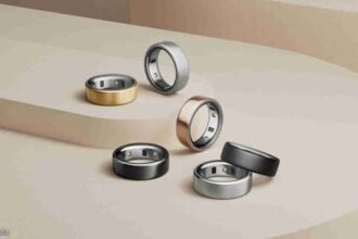 Smart Ring ohne Abo: Der Schlaftracker Ring für den Alltag Wer seine Gesundheit und seinen Schlaf besser verstehen möchte, benötigt nicht unbedingt eine teure Smartwatch oder ein Gerät mit monatlichen Gebühren. Ein Smart Ring ohne Abo bietet eine interessante Möglichkeit, persönliche Gesundheits- und Aktivitätsdaten zu erfassen, ohne dauerhaft für zusätzliche Funktionen bezahlen zu müssen. Besonders als Schlaftracker Ring kann er dabei helfen, Schlafgewohnheiten zu beobachten und Veränderungen im Alltag besser zu erkennen. Ein Smart Ring ist ein kompakter Ring mit integrierten Sensoren. Je nach Modell misst er die Herzfrequenz, zeichnet Bewegungen auf und erfasst Informationen zur Schlafdauer. Die Daten werden normalerweise über eine Smartphone-App ausgewertet. Nutzer können dadurch ihre persönlichen Werte verfolgen und langfristige Entwicklungen erkennen. Allerdings unterscheiden sich die Geräte deutlich hinsichtlich ihrer Funktionen, Genauigkeit und Kosten. Manche Hersteller bieten grundlegende Analysen kostenlos an, während andere bestimmte Auswertungen an ein Abonnement binden. Deshalb lohnt es sich, vor dem Kauf genauer hinzusehen. In diesem Artikel erfahren Sie, welche Vorteile ein Smart Ring ohne Abo bietet, wie ein Schlaftracker Ring funktioniert und welche Kriterien bei der Auswahl besonders wichtig sind. Was ist ein Smart Ring ohne Abo? Ein Smart Ring ohne Abo ist ein intelligenter Ring, dessen wichtige Funktionen ohne verpflichtende monatliche Mitgliedschaft genutzt werden können. Er wird am Finger getragen und sammelt je nach Modell Informationen über Bewegung, Schlaf und bestimmte körperbezogene Messwerte. Die erfassten Daten werden meist über Bluetooth an eine Smartphone-App übertragen. Dort können Nutzer ihre Schlafdauer, Aktivität und weitere unterstützte Werte ansehen. Manche Apps bieten zusätzlich Diagramme und Auswertungen über längere Zeiträume. Der größte Vorteil eines Modells ohne Abonnement liegt in der Kostenkontrolle. Nach dem Kauf entstehen für die enthaltenen Funktionen normalerweise keine regelmäßigen Mitgliedsgebühren. Es ist jedoch wichtig, die jeweiligen Bedingungen des Herstellers zu prüfen. Nicht jeder Smart Ring ohne Abo bietet denselben Funktionsumfang. Manche Geräte konzentrieren sich auf grundlegende Messungen, während andere umfangreiche Gesundheitsanalysen bereitstellen. Vor dem Kauf sollte man deshalb überprüfen, welche Funktionen dauerhaft kostenlos verfügbar sind. Wie funktioniert ein Schlaftracker Ring? Ein Schlaftracker Ring nutzt integrierte Sensoren, um während der Nacht verschiedene Signale des Körpers zu erfassen. Dazu gehören beispielsweise Veränderungen der Herzfrequenz, Bewegungen und bei einigen Modellen die Hauttemperatur. Eine Software verarbeitet die gesammelten Daten und erstellt daraus eine Schätzung des Schlafverhaltens. Die Ergebnisse erscheinen anschließend in der zugehörigen Smartphone-App. Dort können Nutzer beispielsweise sehen, wie lange sie ungefähr geschlafen haben und wann sie vermutlich eingeschlafen oder aufgewacht sind. Viele Geräte starten die Schlafaufzeichnung automatisch. Dadurch müssen Nutzer nicht jeden Abend eine Messung manuell aktivieren. Die Genauigkeit hängt allerdings vom Modell, der Passform und den jeweiligen Sensoren ab. Insbesondere die Erkennung einzelner Schlafphasen ist nicht immer zuverlässig. Ein Schlaftracker Ring eignet sich daher vor allem zur Beobachtung persönlicher Gewohnheiten und längerfristiger Entwicklungen. Welche Schlafdaten kann ein Smart Ring erfassen? Die verfügbaren Funktionen unterscheiden sich je nach Hersteller. Viele intelligente Ringe bieten jedoch mehrere Messwerte, die für die Schlafbeobachtung interessant sind. Schlafdauer: Der Ring schätzt, wie lange eine Person geschlafen hat. Diese Information kann helfen, die eigene Schlafroutine einzuschätzen. Schlafphasen: Einige Modelle zeigen geschätzte Phasen wie Leichtschlaf, Tiefschlaf und REM-Schlaf an. Diese Werte sind als Orientierung gedacht und nicht mit einer professionellen Schlafuntersuchung gleichzusetzen. Herzfrequenz: Die nächtliche Herzfrequenz kann Veränderungen während der Ruhephase sichtbar machen. Herzfrequenzvariabilität: Die HRV beschreibt Schwankungen zwischen aufeinanderfolgenden Herzschlägen. Sie kann zusätzliche Informationen über körperliche Erholung liefern. Hauttemperatur: Bestimmte Modelle beobachten Veränderungen der Hauttemperatur im Verlauf der Nacht. Bewegungen: Die Erfassung nächtlicher Bewegungen kann dabei helfen, unruhige Schlafperioden zu erkennen. Diese Daten sind besonders nützlich, wenn sie regelmäßig erfasst und über einen längeren Zeitraum betrachtet werden. Vorteile eines Smart Rings ohne Abo Ein Smart Ring ohne Abo kann langfristig günstiger sein als ein Gerät, bei dem wichtige Funktionen zusätzliche Gebühren verursachen. Nutzer bezahlen einmal für das Gerät und können die enthaltenen Funktionen anschließend ohne verpflichtende monatliche Mitgliedschaft nutzen. Ein weiterer Vorteil ist die einfache Bedienung. Viele Modelle erfassen Schlaf- und Aktivitätsdaten automatisch. Nutzer müssen lediglich den Ring tragen und ihre Informationen später in der App überprüfen. Auch das kompakte Design macht den Smart Ring attraktiv. Im Gegensatz zu einer großen Smartwatch benötigt er normalerweise kein Display und kann im Alltag unauffällig getragen werden. Für Menschen, die ihre Schlafgewohnheiten verbessern möchten, können langfristige Daten ebenfalls hilfreich sein. Sie zeigen beispielsweise, ob sich Schlafzeiten verändern oder ob bestimmte Gewohnheiten mit einer kürzeren Nachtruhe zusammenfallen. Allerdings hängt der tatsächliche Nutzen von den verfügbaren Funktionen ab. Ein günstiger Ring ohne Abo ist nur dann eine gute Wahl, wenn seine Messungen und Auswertungen den eigenen Anforderungen entsprechen. Warum ist ein kostenloser Funktionsumfang wichtig? Beim Kauf eines Smart Rings sollte man nicht ausschließlich auf den Anschaffungspreis achten. Einige Hersteller bieten zusätzliche Analysen nur über ein kostenpflichtiges Abonnement an. Dadurch können über längere Zeit erhebliche Zusatzkosten entstehen. Ein Smart Ring ohne verpflichtendes Abo ist besonders interessant, wenn Nutzer ihre Daten regelmäßig ansehen möchten, ohne ein weiteres monatliches Budget einzuplanen. Vor dem Kauf sollte man prüfen, ob grundlegende Funktionen wie Schlaftracking, Herzfrequenzmessung und historische Daten kostenlos verfügbar sind. Ebenso wichtig ist die Frage, ob die App ihre wichtigsten Funktionen auch nach längerer Nutzung ohne zusätzliche Gebühren bereitstellt. Die Bedingungen können sich zwischen Modellen und Tarifen unterscheiden. Deshalb empfiehlt es sich, die aktuellen Produktinformationen sorgfältig zu lesen. Ein transparenter Funktionsumfang erleichtert die Entscheidung und verhindert unerwartete Kosten nach dem Kauf. Smart Ring und Smartwatch im Vergleich Ein Smart Ring und eine Smartwatch können beide Gesundheitsdaten erfassen. Sie unterscheiden sich jedoch bei Bauform, Bedienung und Ausstattung. Ein Smart Ring ist kompakt und benötigt normalerweise kein Display. Er eignet sich besonders für Menschen, die Schlaf und Erholung beobachten möchten, ohne ein Gerät am Handgelenk zu tragen. Eine Smartwatch bietet häufig ein Display, Benachrichtigungen, Trainingsmodi und weitere Apps. Manche Modelle verfügen über GPS und zeigen Trainingsdaten direkt während einer Aktivität an. Merkmal Smart Ring ohne Abo Smartwatch Bauform Klein und unauffällig Am Handgelenk Display Normalerweise keines Meist vorhanden Schlaftracking Modellabhängig Bei vielen Modellen Sportfunktionen Unterschiedlich Häufig umfangreich Benachrichtigungen Meist eingeschränkt Oft verfügbar Laufende Kosten Abhängig vom Modell Abhängig vom Dienst Wer hauptsächlich Schlafdaten erfassen möchte, kann mit einem Smart Ring zufrieden sein. Für umfangreiches Training und direkte Benachrichtigungen ist eine Smartwatch häufig besser geeignet. Wichtige Funktionen beim Kauf Vor dem Kauf eines Schlaftracker Rings sollten mehrere Eigenschaften miteinander verglichen werden. Die wichtigsten Kriterien hängen davon ab, welche Daten im Alltag benötigt werden. Wer hauptsächlich seinen Schlaf beobachten möchte, sollte auf eine verständliche Schlafanalyse und eine zuverlässige Datensynchronisierung achten. Für Nutzer mit einem sportlichen Schwerpunkt können Aktivitätserfassung und Erholungswerte wichtiger sein. Folgende Punkte sind besonders relevant: Abo-Modell: Sind die gewünschten Funktionen ohne monatliche Gebühren verfügbar? Passform: Sitzt der Ring bequem und sicher? Akkulaufzeit: Wie lange kann das Gerät zwischen den Ladevorgängen verwendet werden? App-Kompatibilität: Unterstützt die Anwendung das eigene Smartphone? Wasserbeständigkeit: Für welche Situationen ist der Ring laut Hersteller geeignet? Datenschutz: Wie werden persönliche Informationen gespeichert und verarbeitet? Preis-Leistungs-Verhältnis: Entsprechen die Funktionen dem Kaufpreis? Ein sorgfältiger Vergleich hilft dabei, ein Modell zu finden, das sowohl technisch als auch finanziell überzeugt. Akkulaufzeit und Tragekomfort Ein Schlaftracker Ring sollte angenehm sitzen, da er häufig auch nachts getragen wird. Ein zu enger Ring kann drücken, während ein zu lockerer Sitz den Kontakt zwischen Sensoren und Haut beeinträchtigen kann. Deshalb ist die richtige Größe besonders wichtig. Wenn der Hersteller ein Größenmessset anbietet, kann es sinnvoll sein, dieses vor der Bestellung zu verwenden. Auch das Material beeinflusst den Komfort. Eine glatte Innenfläche und eine robuste Außenseite können die tägliche Nutzung erleichtern. Menschen mit empfindlicher Haut sollten auf die Materialangaben achten. Die Akkulaufzeit unterscheidet sich je nach Modell und Nutzung. Ein längerer Betrieb zwischen den Ladevorgängen ist praktisch, weil der Ring dadurch seltener abgenommen werden muss. Regelmäßiges Aufladen hilft außerdem, Unterbrechungen bei der nächtlichen Datenerfassung zu vermeiden. Datenschutz und Messgenauigkeit Ein Smart Ring sammelt persönliche Daten über Schlaf und Aktivität. Deshalb sollten Nutzer vor dem Kauf die Datenschutzrichtlinien des Herstellers prüfen. Wichtig ist, welche Daten lokal gespeichert und welche Informationen an externe Server übertragen werden. Auch die Möglichkeit, persönliche Daten einzusehen oder zu löschen, sollte berücksichtigt werden. Die Messgenauigkeit hängt vom jeweiligen Modell, der Passform und den Messbedingungen ab. Bewegungen während der Nacht können bestimmte Ergebnisse beeinflussen. Deshalb sollten Schlafphasen und Erholungswerte als Schätzungen betrachtet werden. Ein Schlaftracker Ring kann persönliche Trends sichtbar machen, aber keine Krankheiten zuverlässig diagnostizieren. Bei anhaltenden Schlafproblemen oder ungewöhnlicher Müdigkeit sollte man medizinischen Rat einholen. Für wen eignet sich ein Schlaftracker Ring? Ein Schlaftracker Ring ohne Abo eignet sich für Menschen, die ihre Schlafgewohnheiten besser verstehen möchten und langfristige Kosten vermeiden wollen. Er kann besonders praktisch für Nutzer sein, die keine Smartwatch tragen möchten oder ein unauffälliges Gerät bevorzugen. Auch Personen mit einem vollen Alltag können von der automatischen Datenerfassung profitieren. Sportlich aktive Menschen können zusätzliche Informationen über Ruhephasen und tägliche Bewegung erhalten. Allerdings sollte vor dem Kauf geprüft werden, ob das gewünschte Modell die benötigten Funktionen tatsächlich unterstützt. Wer dagegen umfangreiche Trainingsanalysen, GPS oder ein Display benötigt, sollte zusätzlich Smartwatches vergleichen. Tipps für die richtige Auswahl Legen Sie vor dem Kauf fest, welche Funktionen für Sie unverzichtbar sind. Wenn Sie vor allem Ihren Schlaf analysieren möchten, brauchen Sie möglicherweise keine umfangreichen Sportfunktionen. Prüfen Sie anschließend, ob die gewünschte App ohne Abonnement genutzt werden kann. Achten Sie dabei besonders auf historische Daten, Schlafauswertungen und mögliche Einschränkungen kostenloser Tarife. Vergleichen Sie außerdem die Ringgröße, Akkulaufzeit und Smartphone-Kompatibilität. Produktbewertungen können zusätzliche Hinweise zum Komfort geben, sollten aber zusammen mit den offiziellen Angaben betrachtet werden. Ein günstiger Smart Ring ist dann eine gute Wahl, wenn seine Funktionen zu Ihren Bedürfnissen passen und keine unerwarteten Folgekosten entstehen. Fazit Ein Smart Ring ohne Abo ist eine interessante Lösung für Menschen, die Gesundheitsdaten und Schlafgewohnheiten beobachten möchten, ohne monatliche Mitgliedsgebühren einzuplanen. Als Schlaftracker Ring kann er Informationen über Schlafdauer, Herzfrequenz und persönliche Aktivitätsmuster bereitstellen. Vor dem Kauf sollten Nutzer den Funktionsumfang, die App, die Akkulaufzeit und die Datenschutzbedingungen vergleichen. Besonders wichtig ist, welche Auswertungen dauerhaft kostenlos verfügbar sind. Ein Smart Ring ersetzt keine medizinische Untersuchung, kann aber eine praktische Ergänzung für einen bewussteren Alltag sein. Wer seine Anforderungen kennt und die Angebote sorgfältig prüft, findet leichter ein passendes Modell. Häufig gestellte Fragen 1. Was bedeutet Smart Ring ohne Abo? Ein Smart Ring ohne Abo ist ein intelligenter Ring, dessen enthaltene Funktionen ohne verpflichtende monatliche Mitgliedschaft genutzt werden können. Der genaue Funktionsumfang hängt vom Hersteller ab. 2. Kann ein Schlaftracker Ring die Schlafqualität messen? Viele Modelle erfassen Signale wie Herzfrequenz und Bewegung, um Schlafmuster zu schätzen. Die Ergebnisse können bei der Beobachtung persönlicher Trends helfen, ersetzen jedoch keine professionelle Schlafuntersuchung. 3. Gibt es Smart Rings mit kostenlosen Schlafanalysen? Ja, einige Modelle bieten Schlafanalysen ohne verpflichtendes Abonnement. Vor dem Kauf sollte man prüfen, ob auch historische Daten und erweiterte Auswertungen kostenlos verfügbar sind. 4. Wie lange hält der Akku eines Smart Rings? Die Akkulaufzeit hängt vom Modell und der Nutzung ab. Deshalb sollten die Herstellerangaben und die tatsächlichen Anforderungen im Alltag miteinander verglichen werden. 5. Ist ein Smart Ring besser als eine Smartwatch? Ein Smart Ring ist kompakt und unauffällig, während eine Smartwatch häufig mehr Sportfunktionen und ein Display bietet. Welche Lösung besser ist, hängt vom persönlichen Bedarf ab. 6. Kann ein Smart Ring Schlafstörungen erkennen? Ein Smart Ring kann Veränderungen der Schlafgewohnheiten sichtbar machen, aber keine Schlafstörungen zuverlässig diagnostizieren. Bei anhaltenden Beschwerden ist eine medizinische Beratung empfehlenswert.