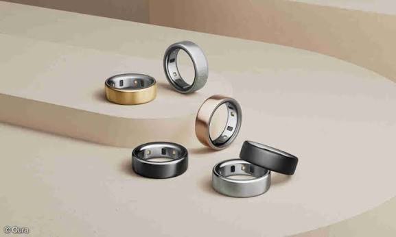Smart Ring ohne Abo: Der Schlaftracker Ring für den Alltag Wer seine Gesundheit und seinen Schlaf besser verstehen möchte, benötigt nicht unbedingt eine teure Smartwatch oder ein Gerät mit monatlichen Gebühren. Ein Smart Ring ohne Abo bietet eine interessante Möglichkeit, persönliche Gesundheits- und Aktivitätsdaten zu erfassen, ohne dauerhaft für zusätzliche Funktionen bezahlen zu müssen. Besonders als Schlaftracker Ring kann er dabei helfen, Schlafgewohnheiten zu beobachten und Veränderungen im Alltag besser zu erkennen. Ein Smart Ring ist ein kompakter Ring mit integrierten Sensoren. Je nach Modell misst er die Herzfrequenz, zeichnet Bewegungen auf und erfasst Informationen zur Schlafdauer. Die Daten werden normalerweise über eine Smartphone-App ausgewertet. Nutzer können dadurch ihre persönlichen Werte verfolgen und langfristige Entwicklungen erkennen. Allerdings unterscheiden sich die Geräte deutlich hinsichtlich ihrer Funktionen, Genauigkeit und Kosten. Manche Hersteller bieten grundlegende Analysen kostenlos an, während andere bestimmte Auswertungen an ein Abonnement binden. Deshalb lohnt es sich, vor dem Kauf genauer hinzusehen. In diesem Artikel erfahren Sie, welche Vorteile ein Smart Ring ohne Abo bietet, wie ein Schlaftracker Ring funktioniert und welche Kriterien bei der Auswahl besonders wichtig sind. Was ist ein Smart Ring ohne Abo? Ein Smart Ring ohne Abo ist ein intelligenter Ring, dessen wichtige Funktionen ohne verpflichtende monatliche Mitgliedschaft genutzt werden können. Er wird am Finger getragen und sammelt je nach Modell Informationen über Bewegung, Schlaf und bestimmte körperbezogene Messwerte. Die erfassten Daten werden meist über Bluetooth an eine Smartphone-App übertragen. Dort können Nutzer ihre Schlafdauer, Aktivität und weitere unterstützte Werte ansehen. Manche Apps bieten zusätzlich Diagramme und Auswertungen über längere Zeiträume. Der größte Vorteil eines Modells ohne Abonnement liegt in der Kostenkontrolle. Nach dem Kauf entstehen für die enthaltenen Funktionen normalerweise keine regelmäßigen Mitgliedsgebühren. Es ist jedoch wichtig, die jeweiligen Bedingungen des Herstellers zu prüfen. Nicht jeder Smart Ring ohne Abo bietet denselben Funktionsumfang. Manche Geräte konzentrieren sich auf grundlegende Messungen, während andere umfangreiche Gesundheitsanalysen bereitstellen. Vor dem Kauf sollte man deshalb überprüfen, welche Funktionen dauerhaft kostenlos verfügbar sind. Wie funktioniert ein Schlaftracker Ring? Ein Schlaftracker Ring nutzt integrierte Sensoren, um während der Nacht verschiedene Signale des Körpers zu erfassen. Dazu gehören beispielsweise Veränderungen der Herzfrequenz, Bewegungen und bei einigen Modellen die Hauttemperatur. Eine Software verarbeitet die gesammelten Daten und erstellt daraus eine Schätzung des Schlafverhaltens. Die Ergebnisse erscheinen anschließend in der zugehörigen Smartphone-App. Dort können Nutzer beispielsweise sehen, wie lange sie ungefähr geschlafen haben und wann sie vermutlich eingeschlafen oder aufgewacht sind. Viele Geräte starten die Schlafaufzeichnung automatisch. Dadurch müssen Nutzer nicht jeden Abend eine Messung manuell aktivieren. Die Genauigkeit hängt allerdings vom Modell, der Passform und den jeweiligen Sensoren ab. Insbesondere die Erkennung einzelner Schlafphasen ist nicht immer zuverlässig. Ein Schlaftracker Ring eignet sich daher vor allem zur Beobachtung persönlicher Gewohnheiten und längerfristiger Entwicklungen. Welche Schlafdaten kann ein Smart Ring erfassen? Die verfügbaren Funktionen unterscheiden sich je nach Hersteller. Viele intelligente Ringe bieten jedoch mehrere Messwerte, die für die Schlafbeobachtung interessant sind. Schlafdauer: Der Ring schätzt, wie lange eine Person geschlafen hat. Diese Information kann helfen, die eigene Schlafroutine einzuschätzen. Schlafphasen: Einige Modelle zeigen geschätzte Phasen wie Leichtschlaf, Tiefschlaf und REM-Schlaf an. Diese Werte sind als Orientierung gedacht und nicht mit einer professionellen Schlafuntersuchung gleichzusetzen. Herzfrequenz: Die nächtliche Herzfrequenz kann Veränderungen während der Ruhephase sichtbar machen. Herzfrequenzvariabilität: Die HRV beschreibt Schwankungen zwischen aufeinanderfolgenden Herzschlägen. Sie kann zusätzliche Informationen über körperliche Erholung liefern. Hauttemperatur: Bestimmte Modelle beobachten Veränderungen der Hauttemperatur im Verlauf der Nacht. Bewegungen: Die Erfassung nächtlicher Bewegungen kann dabei helfen, unruhige Schlafperioden zu erkennen. Diese Daten sind besonders nützlich, wenn sie regelmäßig erfasst und über einen längeren Zeitraum betrachtet werden. Vorteile eines Smart Rings ohne Abo Ein Smart Ring ohne Abo kann langfristig günstiger sein als ein Gerät, bei dem wichtige Funktionen zusätzliche Gebühren verursachen. Nutzer bezahlen einmal für das Gerät und können die enthaltenen Funktionen anschließend ohne verpflichtende monatliche Mitgliedschaft nutzen. Ein weiterer Vorteil ist die einfache Bedienung. Viele Modelle erfassen Schlaf- und Aktivitätsdaten automatisch. Nutzer müssen lediglich den Ring tragen und ihre Informationen später in der App überprüfen. Auch das kompakte Design macht den Smart Ring attraktiv. Im Gegensatz zu einer großen Smartwatch benötigt er normalerweise kein Display und kann im Alltag unauffällig getragen werden. Für Menschen, die ihre Schlafgewohnheiten verbessern möchten, können langfristige Daten ebenfalls hilfreich sein. Sie zeigen beispielsweise, ob sich Schlafzeiten verändern oder ob bestimmte Gewohnheiten mit einer kürzeren Nachtruhe zusammenfallen. Allerdings hängt der tatsächliche Nutzen von den verfügbaren Funktionen ab. Ein günstiger Ring ohne Abo ist nur dann eine gute Wahl, wenn seine Messungen und Auswertungen den eigenen Anforderungen entsprechen. Warum ist ein kostenloser Funktionsumfang wichtig? Beim Kauf eines Smart Rings sollte man nicht ausschließlich auf den Anschaffungspreis achten. Einige Hersteller bieten zusätzliche Analysen nur über ein kostenpflichtiges Abonnement an. Dadurch können über längere Zeit erhebliche Zusatzkosten entstehen. Ein Smart Ring ohne verpflichtendes Abo ist besonders interessant, wenn Nutzer ihre Daten regelmäßig ansehen möchten, ohne ein weiteres monatliches Budget einzuplanen. Vor dem Kauf sollte man prüfen, ob grundlegende Funktionen wie Schlaftracking, Herzfrequenzmessung und historische Daten kostenlos verfügbar sind. Ebenso wichtig ist die Frage, ob die App ihre wichtigsten Funktionen auch nach längerer Nutzung ohne zusätzliche Gebühren bereitstellt. Die Bedingungen können sich zwischen Modellen und Tarifen unterscheiden. Deshalb empfiehlt es sich, die aktuellen Produktinformationen sorgfältig zu lesen. Ein transparenter Funktionsumfang erleichtert die Entscheidung und verhindert unerwartete Kosten nach dem Kauf. Smart Ring und Smartwatch im Vergleich Ein Smart Ring und eine Smartwatch können beide Gesundheitsdaten erfassen. Sie unterscheiden sich jedoch bei Bauform, Bedienung und Ausstattung. Ein Smart Ring ist kompakt und benötigt normalerweise kein Display. Er eignet sich besonders für Menschen, die Schlaf und Erholung beobachten möchten, ohne ein Gerät am Handgelenk zu tragen. Eine Smartwatch bietet häufig ein Display, Benachrichtigungen, Trainingsmodi und weitere Apps. Manche Modelle verfügen über GPS und zeigen Trainingsdaten direkt während einer Aktivität an. Merkmal Smart Ring ohne Abo Smartwatch Bauform Klein und unauffällig Am Handgelenk Display Normalerweise keines Meist vorhanden Schlaftracking Modellabhängig Bei vielen Modellen Sportfunktionen Unterschiedlich Häufig umfangreich Benachrichtigungen Meist eingeschränkt Oft verfügbar Laufende Kosten Abhängig vom Modell Abhängig vom Dienst Wer hauptsächlich Schlafdaten erfassen möchte, kann mit einem Smart Ring zufrieden sein. Für umfangreiches Training und direkte Benachrichtigungen ist eine Smartwatch häufig besser geeignet. Wichtige Funktionen beim Kauf Vor dem Kauf eines Schlaftracker Rings sollten mehrere Eigenschaften miteinander verglichen werden. Die wichtigsten Kriterien hängen davon ab, welche Daten im Alltag benötigt werden. Wer hauptsächlich seinen Schlaf beobachten möchte, sollte auf eine verständliche Schlafanalyse und eine zuverlässige Datensynchronisierung achten. Für Nutzer mit einem sportlichen Schwerpunkt können Aktivitätserfassung und Erholungswerte wichtiger sein. Folgende Punkte sind besonders relevant: Abo-Modell: Sind die gewünschten Funktionen ohne monatliche Gebühren verfügbar? Passform: Sitzt der Ring bequem und sicher? Akkulaufzeit: Wie lange kann das Gerät zwischen den Ladevorgängen verwendet werden? App-Kompatibilität: Unterstützt die Anwendung das eigene Smartphone? Wasserbeständigkeit: Für welche Situationen ist der Ring laut Hersteller geeignet? Datenschutz: Wie werden persönliche Informationen gespeichert und verarbeitet? Preis-Leistungs-Verhältnis: Entsprechen die Funktionen dem Kaufpreis? Ein sorgfältiger Vergleich hilft dabei, ein Modell zu finden, das sowohl technisch als auch finanziell überzeugt. Akkulaufzeit und Tragekomfort Ein Schlaftracker Ring sollte angenehm sitzen, da er häufig auch nachts getragen wird. Ein zu enger Ring kann drücken, während ein zu lockerer Sitz den Kontakt zwischen Sensoren und Haut beeinträchtigen kann. Deshalb ist die richtige Größe besonders wichtig. Wenn der Hersteller ein Größenmessset anbietet, kann es sinnvoll sein, dieses vor der Bestellung zu verwenden. Auch das Material beeinflusst den Komfort. Eine glatte Innenfläche und eine robuste Außenseite können die tägliche Nutzung erleichtern. Menschen mit empfindlicher Haut sollten auf die Materialangaben achten. Die Akkulaufzeit unterscheidet sich je nach Modell und Nutzung. Ein längerer Betrieb zwischen den Ladevorgängen ist praktisch, weil der Ring dadurch seltener abgenommen werden muss. Regelmäßiges Aufladen hilft außerdem, Unterbrechungen bei der nächtlichen Datenerfassung zu vermeiden. Datenschutz und Messgenauigkeit Ein Smart Ring sammelt persönliche Daten über Schlaf und Aktivität. Deshalb sollten Nutzer vor dem Kauf die Datenschutzrichtlinien des Herstellers prüfen. Wichtig ist, welche Daten lokal gespeichert und welche Informationen an externe Server übertragen werden. Auch die Möglichkeit, persönliche Daten einzusehen oder zu löschen, sollte berücksichtigt werden. Die Messgenauigkeit hängt vom jeweiligen Modell, der Passform und den Messbedingungen ab. Bewegungen während der Nacht können bestimmte Ergebnisse beeinflussen. Deshalb sollten Schlafphasen und Erholungswerte als Schätzungen betrachtet werden. Ein Schlaftracker Ring kann persönliche Trends sichtbar machen, aber keine Krankheiten zuverlässig diagnostizieren. Bei anhaltenden Schlafproblemen oder ungewöhnlicher Müdigkeit sollte man medizinischen Rat einholen. Für wen eignet sich ein Schlaftracker Ring? Ein Schlaftracker Ring ohne Abo eignet sich für Menschen, die ihre Schlafgewohnheiten besser verstehen möchten und langfristige Kosten vermeiden wollen. Er kann besonders praktisch für Nutzer sein, die keine Smartwatch tragen möchten oder ein unauffälliges Gerät bevorzugen. Auch Personen mit einem vollen Alltag können von der automatischen Datenerfassung profitieren. Sportlich aktive Menschen können zusätzliche Informationen über Ruhephasen und tägliche Bewegung erhalten. Allerdings sollte vor dem Kauf geprüft werden, ob das gewünschte Modell die benötigten Funktionen tatsächlich unterstützt. Wer dagegen umfangreiche Trainingsanalysen, GPS oder ein Display benötigt, sollte zusätzlich Smartwatches vergleichen. Tipps für die richtige Auswahl Legen Sie vor dem Kauf fest, welche Funktionen für Sie unverzichtbar sind. Wenn Sie vor allem Ihren Schlaf analysieren möchten, brauchen Sie möglicherweise keine umfangreichen Sportfunktionen. Prüfen Sie anschließend, ob die gewünschte App ohne Abonnement genutzt werden kann. Achten Sie dabei besonders auf historische Daten, Schlafauswertungen und mögliche Einschränkungen kostenloser Tarife. Vergleichen Sie außerdem die Ringgröße, Akkulaufzeit und Smartphone-Kompatibilität. Produktbewertungen können zusätzliche Hinweise zum Komfort geben, sollten aber zusammen mit den offiziellen Angaben betrachtet werden. Ein günstiger Smart Ring ist dann eine gute Wahl, wenn seine Funktionen zu Ihren Bedürfnissen passen und keine unerwarteten Folgekosten entstehen. Fazit Ein Smart Ring ohne Abo ist eine interessante Lösung für Menschen, die Gesundheitsdaten und Schlafgewohnheiten beobachten möchten, ohne monatliche Mitgliedsgebühren einzuplanen. Als Schlaftracker Ring kann er Informationen über Schlafdauer, Herzfrequenz und persönliche Aktivitätsmuster bereitstellen. Vor dem Kauf sollten Nutzer den Funktionsumfang, die App, die Akkulaufzeit und die Datenschutzbedingungen vergleichen. Besonders wichtig ist, welche Auswertungen dauerhaft kostenlos verfügbar sind. Ein Smart Ring ersetzt keine medizinische Untersuchung, kann aber eine praktische Ergänzung für einen bewussteren Alltag sein. Wer seine Anforderungen kennt und die Angebote sorgfältig prüft, findet leichter ein passendes Modell. Häufig gestellte Fragen 1. Was bedeutet Smart Ring ohne Abo? Ein Smart Ring ohne Abo ist ein intelligenter Ring, dessen enthaltene Funktionen ohne verpflichtende monatliche Mitgliedschaft genutzt werden können. Der genaue Funktionsumfang hängt vom Hersteller ab. 2. Kann ein Schlaftracker Ring die Schlafqualität messen? Viele Modelle erfassen Signale wie Herzfrequenz und Bewegung, um Schlafmuster zu schätzen. Die Ergebnisse können bei der Beobachtung persönlicher Trends helfen, ersetzen jedoch keine professionelle Schlafuntersuchung. 3. Gibt es Smart Rings mit kostenlosen Schlafanalysen? Ja, einige Modelle bieten Schlafanalysen ohne verpflichtendes Abonnement. Vor dem Kauf sollte man prüfen, ob auch historische Daten und erweiterte Auswertungen kostenlos verfügbar sind. 4. Wie lange hält der Akku eines Smart Rings? Die Akkulaufzeit hängt vom Modell und der Nutzung ab. Deshalb sollten die Herstellerangaben und die tatsächlichen Anforderungen im Alltag miteinander verglichen werden. 5. Ist ein Smart Ring besser als eine Smartwatch? Ein Smart Ring ist kompakt und unauffällig, während eine Smartwatch häufig mehr Sportfunktionen und ein Display bietet. Welche Lösung besser ist, hängt vom persönlichen Bedarf ab. 6. Kann ein Smart Ring Schlafstörungen erkennen? Ein Smart Ring kann Veränderungen der Schlafgewohnheiten sichtbar machen, aber keine Schlafstörungen zuverlässig diagnostizieren. Bei anhaltenden Beschwerden ist eine medizinische Beratung empfehlenswert.